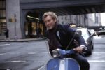 Jude Law in Vespa, da una scena del film Alfie