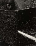 Kiyoshi Niiyama (Prefettura di Ehime, Giappone, 1911 – Tokyo, Giappone, 1968), Senza titolo (Saldatore), anni cinquanta-sessanta, Stampa ai sali d’argento, 52,4 × 41,2 cm © Estate of the Artist - Kiyoshi Niiyama