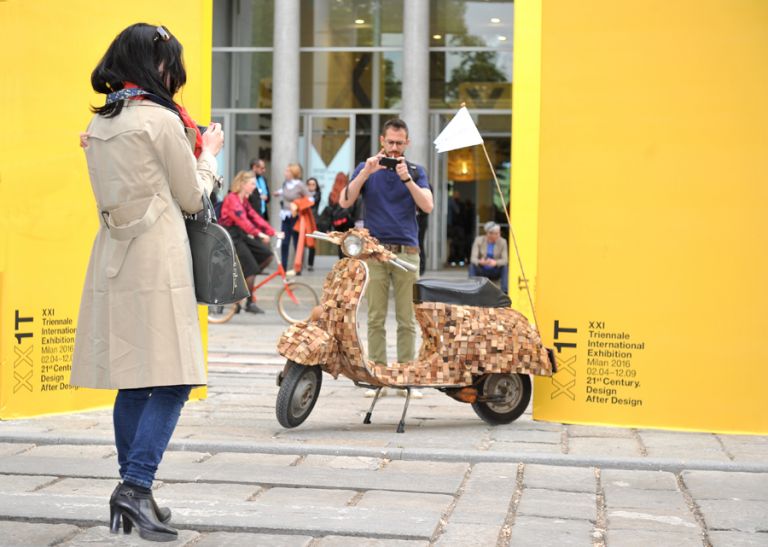 La Vespa Teresa al Fuorisalone 2016 - Una creazione di Molinari ebanista