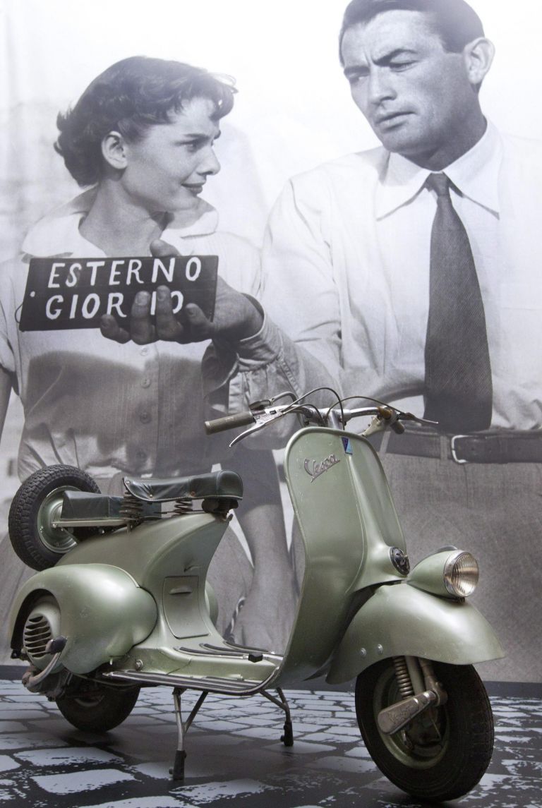 La Vespa utilizzata da Audrey Hepburn e Gregory Peck in Vacanze romane, esposta all'Ara Pacis di Roma per la mostra Audrey a Roma. Esterno giorno, 2011