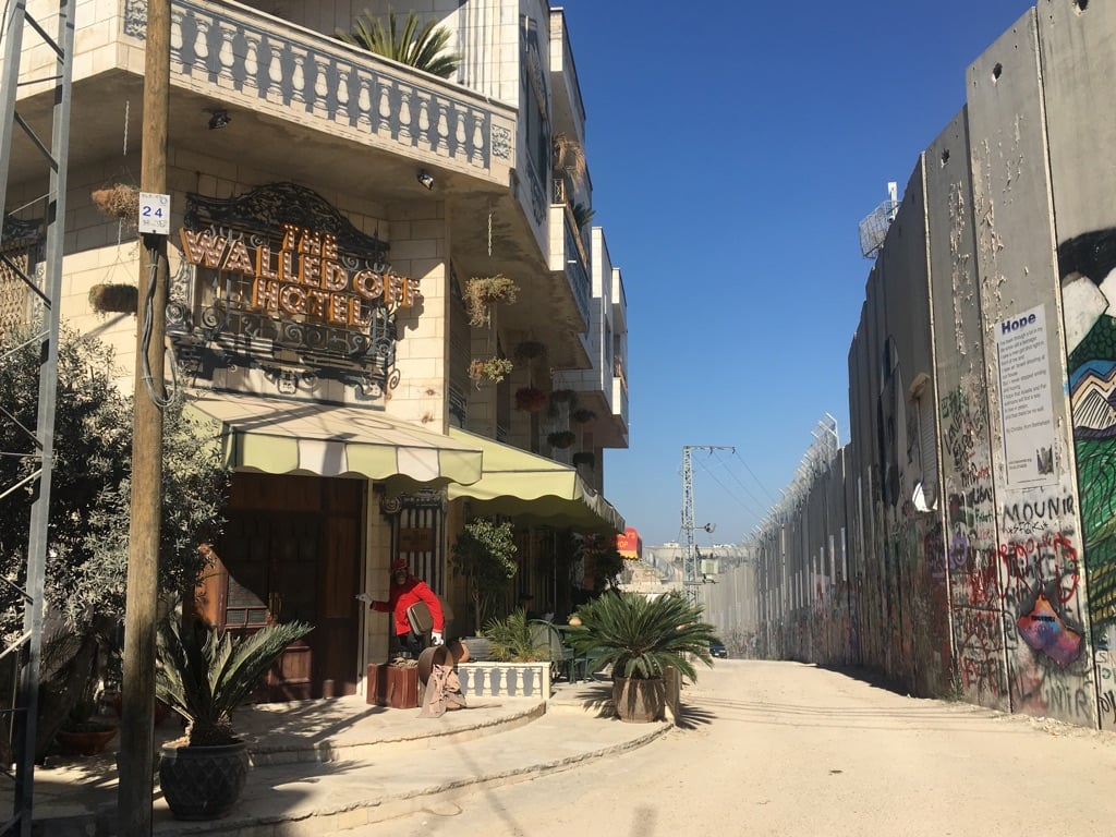 Banksy e l’hotel con vista sul muro di Betlemme