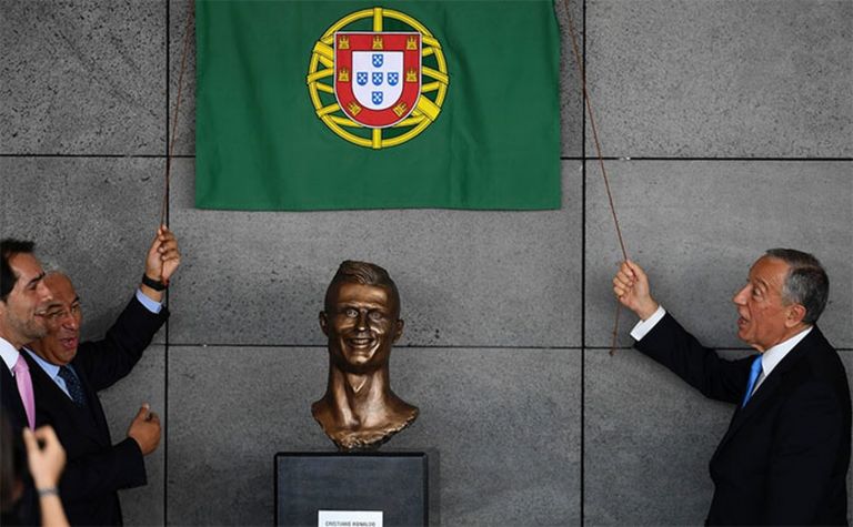 La presentazione del ritratto in bronzo di Cristiano Ronaldo (foto cheapgoals.com)