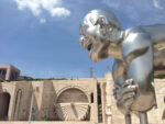 La scultura di Yue Minjun al Cascade di Yerevan