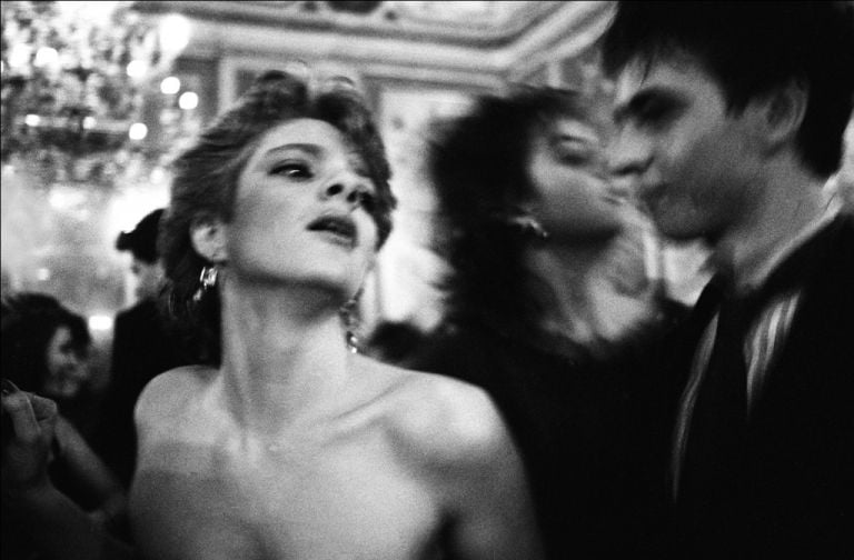 Letizia Battaglia, Il Ballo, Festa di Capodanno a Villa Airoldi, 1985. Courtesy l'artista