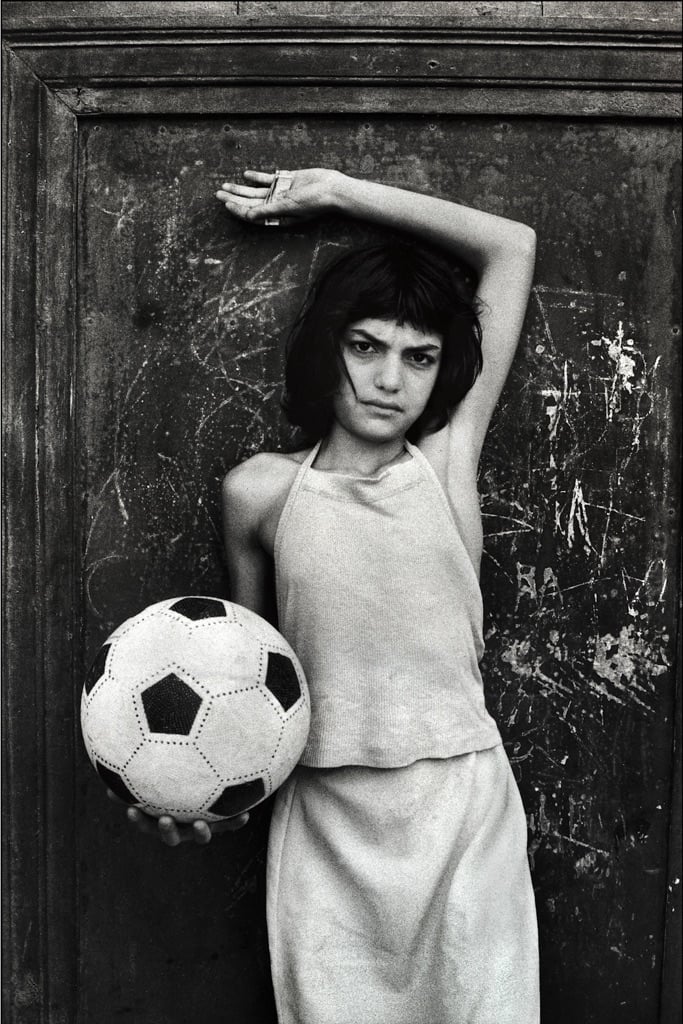 Letizia Battaglia, La bambina con il pallone. Quartiere la Cala, Palermo 1980. Courtesy l'artista