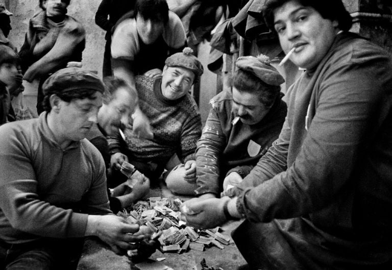 Letizia Battaglia, La conta. Dopo la Processione dei Misteri gli uomini contano i soldi delle offerte, Trapani 1992. Courtesy l'artista