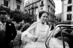 Letizia Battaglia, La sposa inciampa sul velo, Casa Professa, Palermo 1980. Courtesy l'artista
