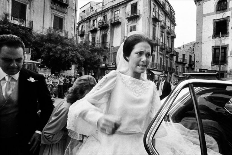 Letizia Battaglia, La sposa inciampa sul velo, Casa Professa, Palermo 1980. Courtesy l'artista