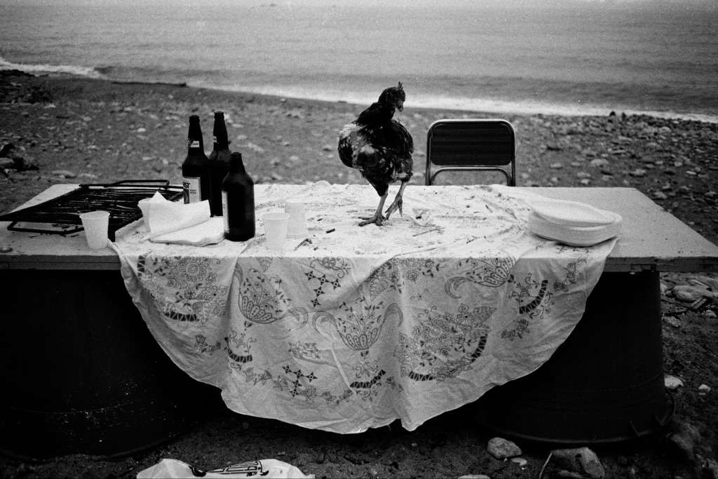 Letizia Battaglia, Nella spiaggia della Arenella la festa è finita, Palermo 1986. Courtesy l'artista