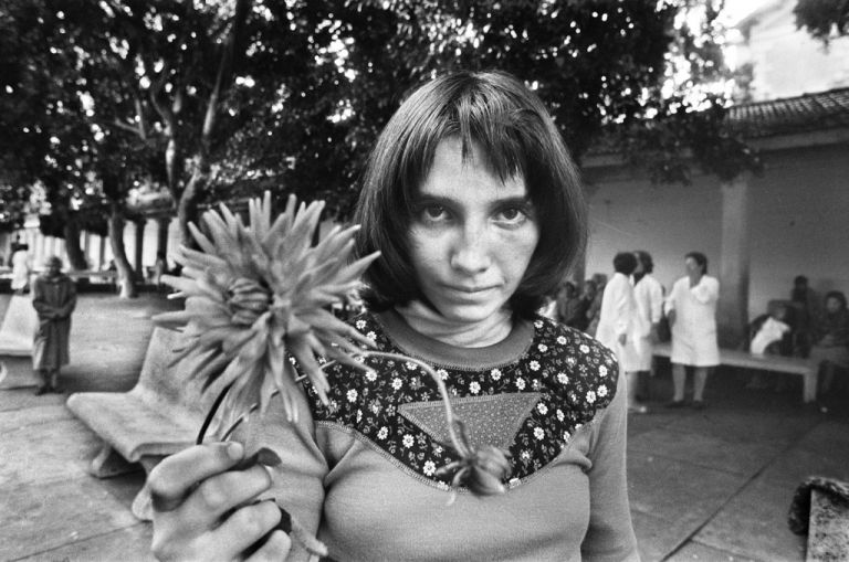 Letizia Battaglia, Via Pindemonte, Ospedale Psichiatrico, Palermo 1983. Courtesy l'artista