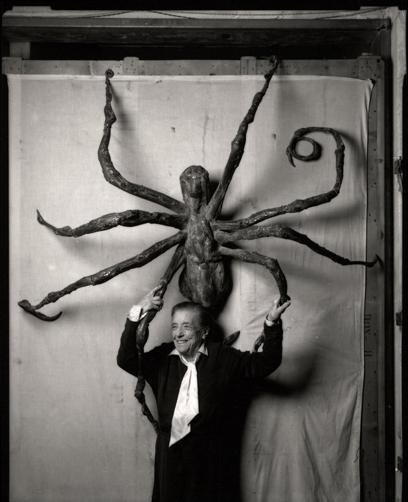 Louise Bourgeois with SPIDER IV in 1996, Art © The Easton FoundationSIAE, Photo © Peter Bellamy