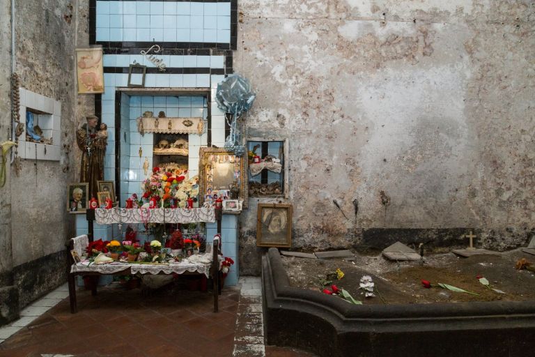 Luca Francesconi, Senza titolo_Anime del Purgatorio, 2017, Complesso di Santa Maria delle Anime del Purgatorio ad Arco, Napoli, Courtesy Galleria Umberto Di Marino, Napoli, foto Danilo Donzelli