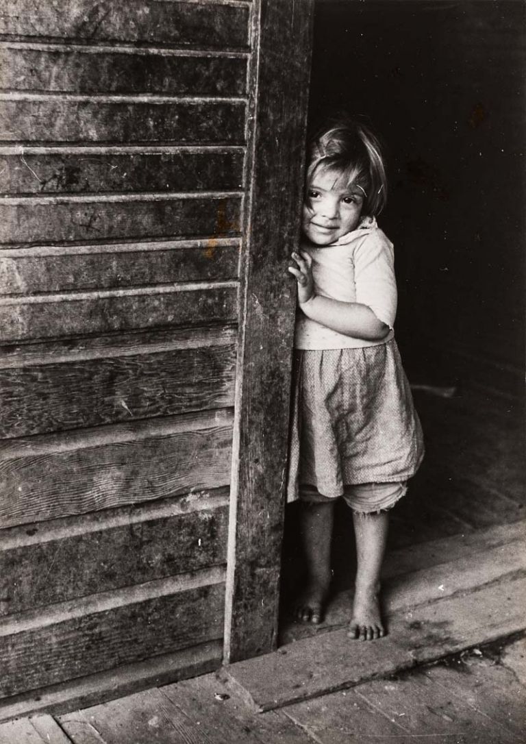 Marion Post Wollcott (New Jersey, USA, 1910 – Santa, Barbara, USA, 1990), Figlio di minatori, West Virginia, 1941 c., Stampa ai sali d’argento, 21,6 × 15,6 cm © Marion Post Wolcott
