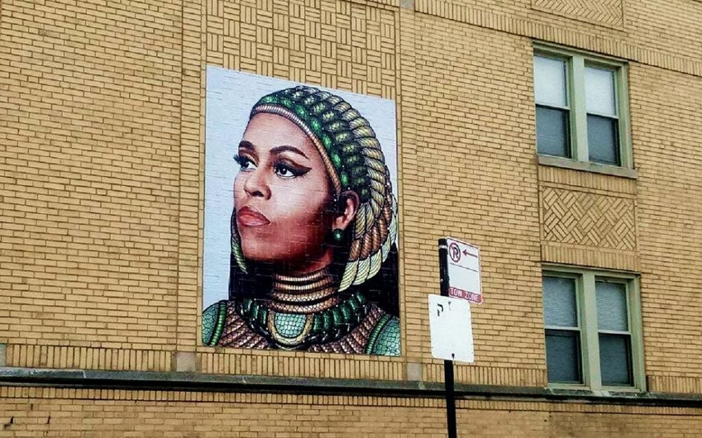 Michelle Obama come Cleopatra. Ed è baruffa sui diritti d’autore per un murale a Chicago
