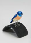 Mr. Blue Bird on my Shoulder with Diamonds. John Baldessari 2013 Sculture da indossare firmate da grandi artisti contemporanei. A New York da Hauser & Wirth