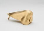 Nose Earring Gold — John Baldessari 2016 Sculture da indossare firmate da grandi artisti contemporanei. A New York da Hauser & Wirth