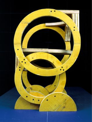 P14, serie Solidi, 1998–99. Pannello di abete a tre strati rivestimento giallo, 70 x 50 x 50 cm. Courtesy Archivio Architetto Cesare Leonardi. Foto Cesare Leonardi