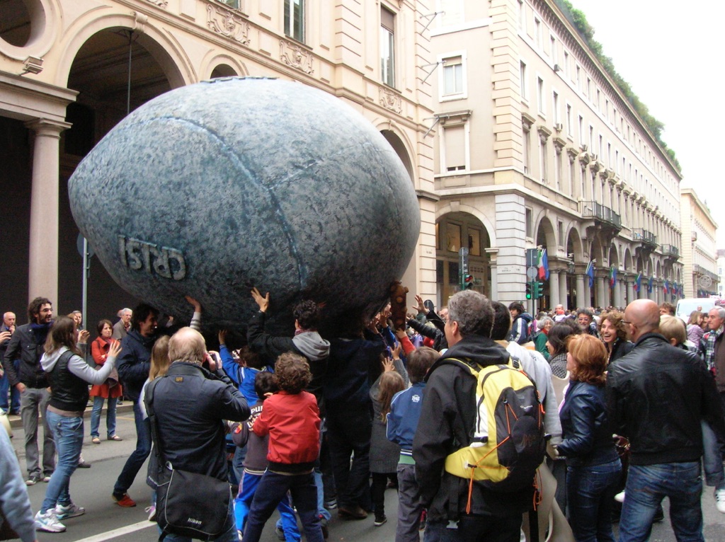 Piero Gilardi, Il masso della crisi. Manifestazione del 1° maggio 2012, Torino