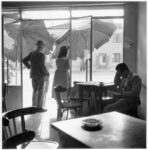 Pietro Donzelli, Delta del Po. Terra senz'ombra. Caffè a Rosolina, 1954 © Renate Siebenhaar, Estate Pietro Donzelli, Frankfurt a. M.