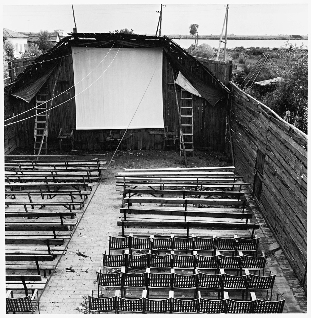 Pietro Donzelli, Delta del Po. Terra senz'ombra. Cinema a Pila, 1954 © Renate Siebenhaar, Estate Pietro Donzelli, Frankfurt a. M.