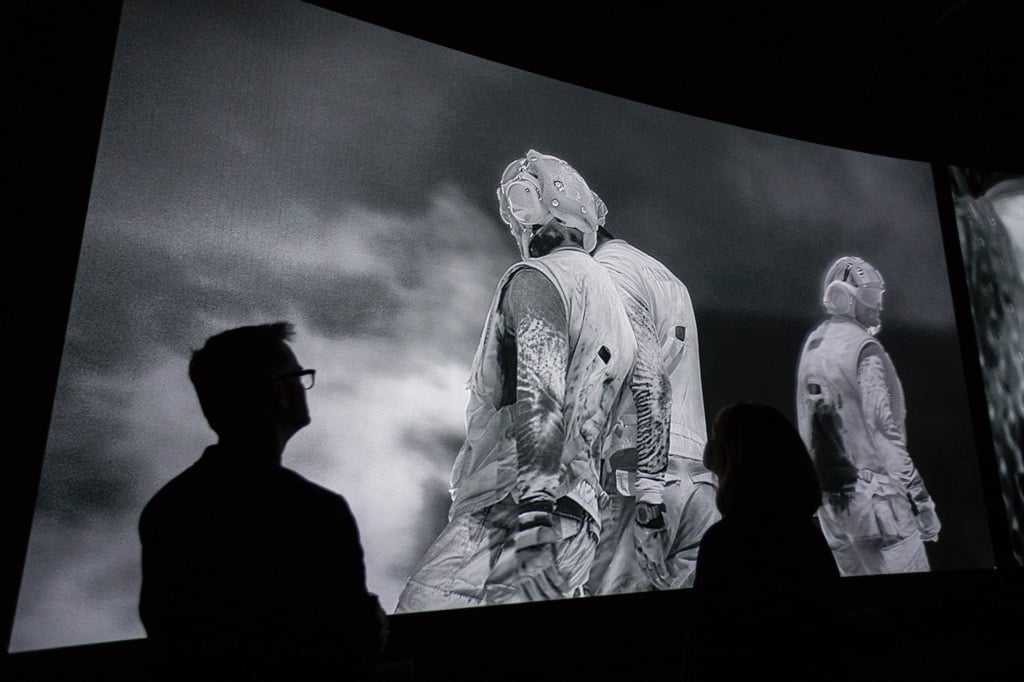 Richard Mosse in collaboration with Trevor Tweeten and Ben Frost. Incoming. Installation view at The Curve, Barbican Centre, Londra 2017. Photo Tristan Fewings / Getty images