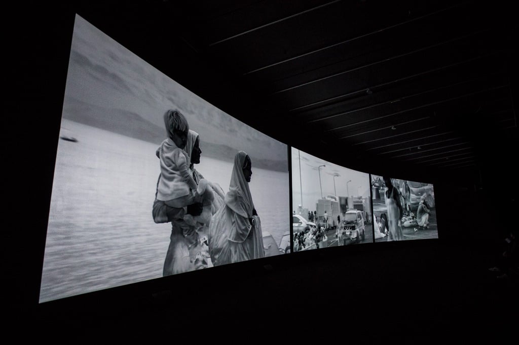 Richard Mosse in collaboration with Trevor Tweeten and Ben Frost. Incoming. Installation view at The Curve, Barbican Centre, Londra 2017. Photo Tristan Fewings / Getty images