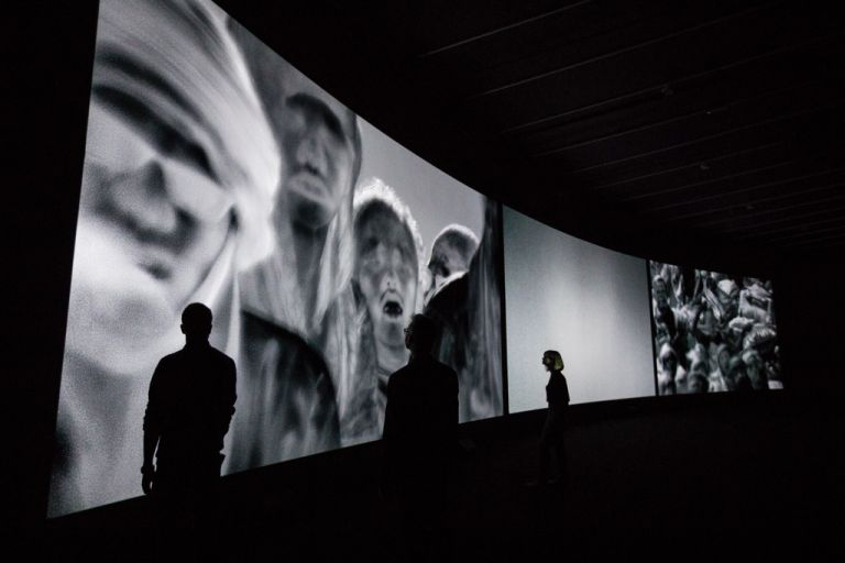 Richard Mosse in collaboration with Trevor Tweeten and Ben Frost. Incoming. Installation view at The Curve, Barbican Centre, Londra 2017. Photo Tristan Fewings / Getty images