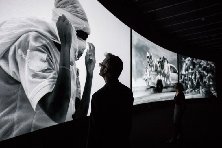 Richard Mosse in collaboration with Trevor Tweeten and Ben Frost. Incoming. Installation view at The Curve, Barbican Centre, Londra 2017. Photo Tristan Fewings / Getty images