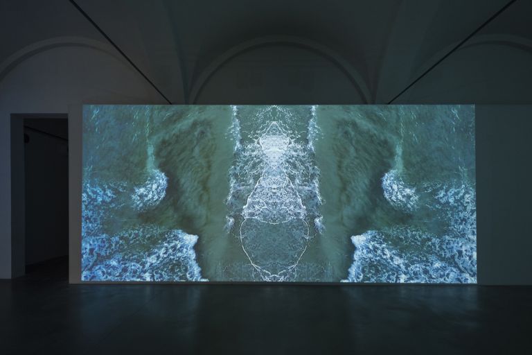 Sarah Ciracì, Like An Ocean With Its Waves..., 2017, videoinstallazione. Foto Roberto Marossi