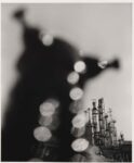 Shomei Tomatsu (Nagoya Giappone, 1930 – Naha, Giappone, 2012), Impianto petrolchimico. Yokkaichi, Mie, 1960, Stampa ai sali d’argento, 35,5 × 29,2 cm ©Shomei Tomatsu Estate, courtesy PRISKA PASQUER, Cologne