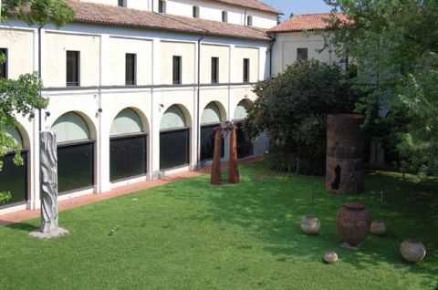 Il cortile del MIC di Faenza