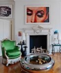 Alla parete, Richard Prince, Untitled Woman (with eyelashes), 1982-84 - Coffee table Garouste & Bonetti - Poltrona Emilio Terry. Photo Michael Paul