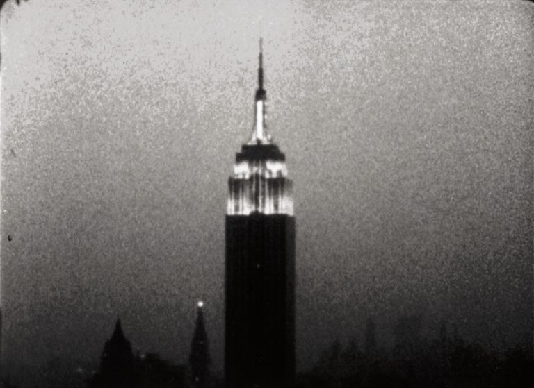 Andy Warhol, Empire, 1964. Still da film. Collezione The Andy Warhol Museum, Pittsburgh. 2017 The Andy Warhol Museum, Pittsburgh