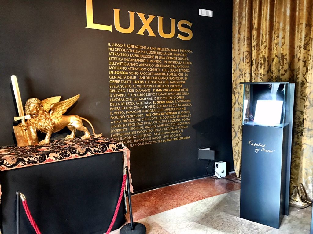 Luxus al Padiglione Venezia della Biennale. Promuovere la città con una mostra trash. Perché?