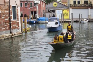 BlindWiki in Biennale. Scoprire Venezia in barca sul filo dei racconti dei non vedenti