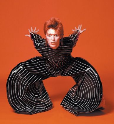 David Bowie con un costume disegnato da Kansai Yamamoto