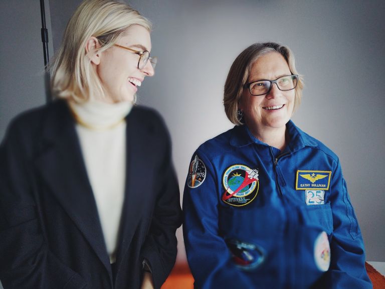 Eliza McNitt e Kathy Sullivan Lo smartphone di Google sceglie l’arte, il cinema e i voli interstellari. Con le nuove cover hi-tech
