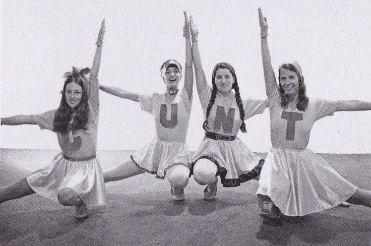 Feminist Art Program, Fresno State University, CUNT Cheerleaders, 1970-71. Cay Lang, Vanalyne Green, Dori Atlantis e Sue Boud