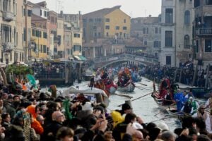 Spazio pubblico, turismo di massa e università: il caso Venezia
