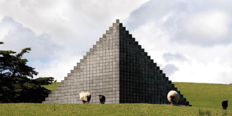 Gibbs Farm Sculpture Park New Zeland. Sol Lewitt © Gibbs Farm 2013 Gibbs Farm. In Nuova Zelanda c’è un parco di sculture mozzafiato