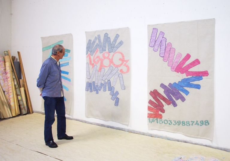 Giorgio Griffa nel suo studio di Torino. Courtesy Galleria Lorcan O’Neill
