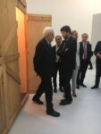 Il Presidente Mattarella e il Ministro Dario Franceschini dinanzi all'opera di Francesco Arena dedicata ad Aldo Moro