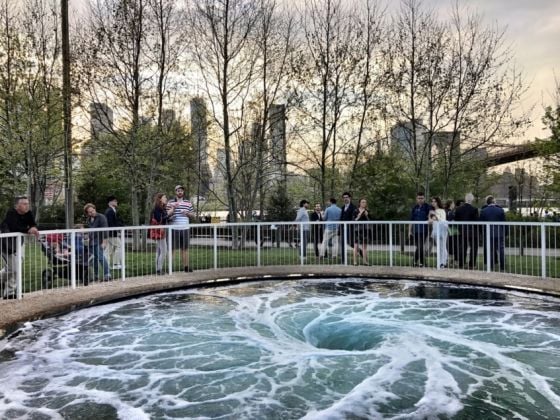 Il vortice liquido di Anish Kapoor nel Brooklyn Bridge Park