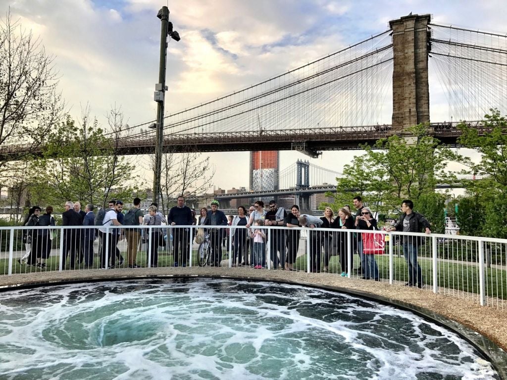 La grande arte pubblica di New York. Sophie Calle al Cimitero e il vortice di Anish Kapoor 