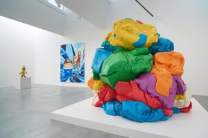 Jeff Koons e Damien Hirst si raccontano in una video-intervista