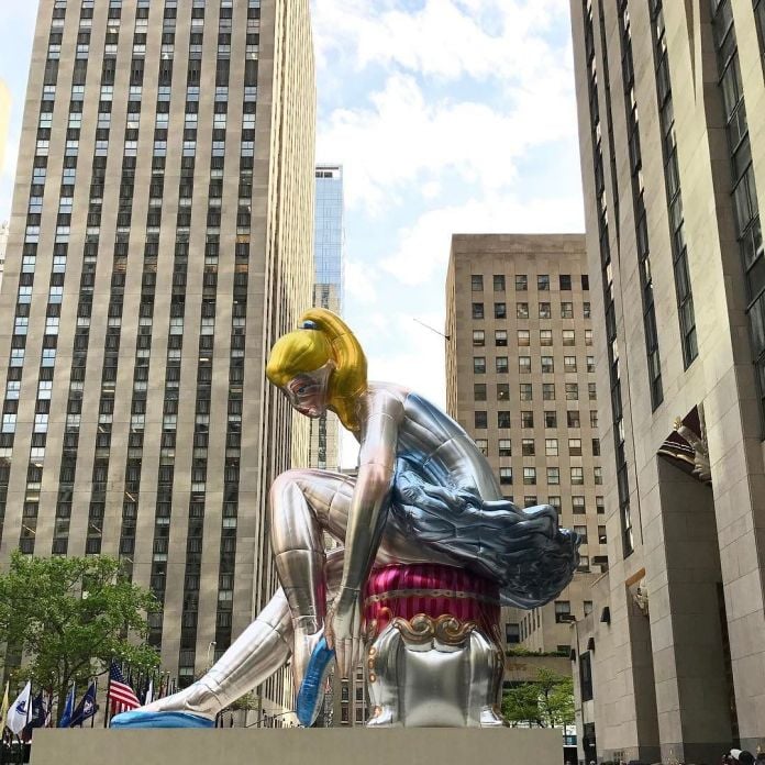 Jeff Koons, Seated Ballerina, randering dell'installazione a Rockefeller Plaza