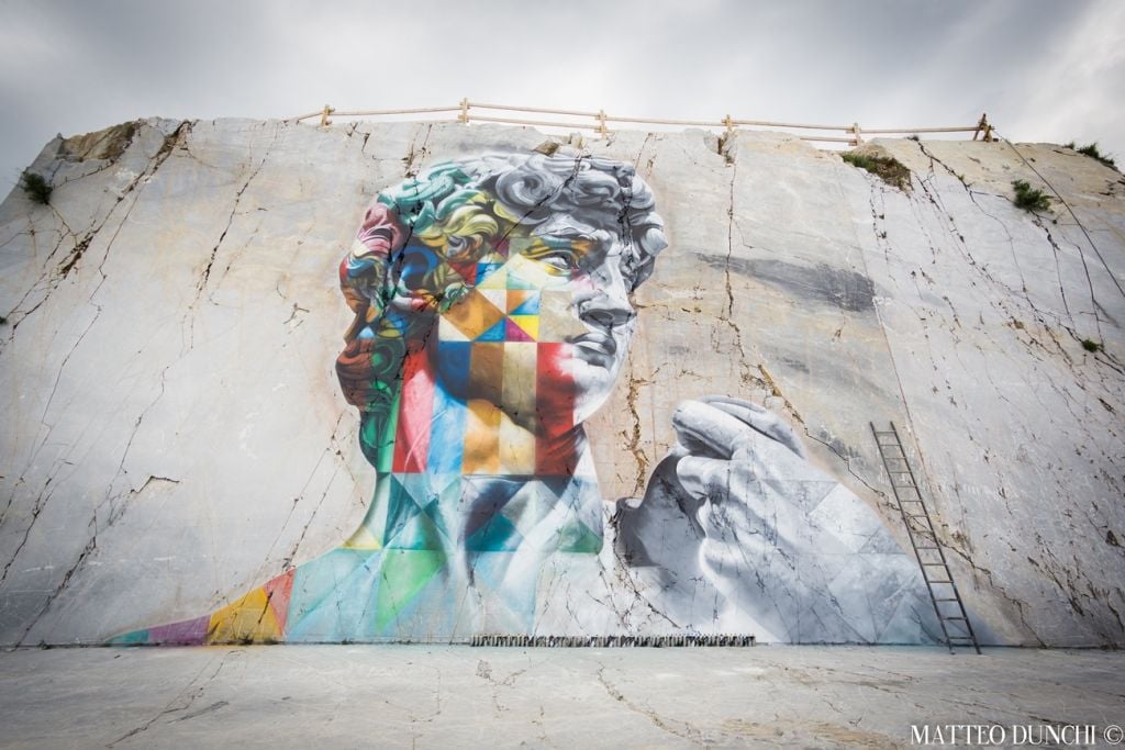 Il David di Kobra tra le cave di marmo. La Street Art su Sky conquista anche le Apuane