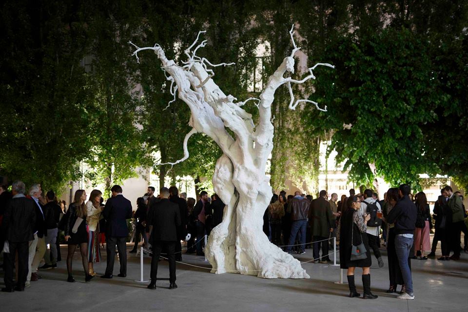 L'albero di Ugo Rondinone nella piazza del Maxxi