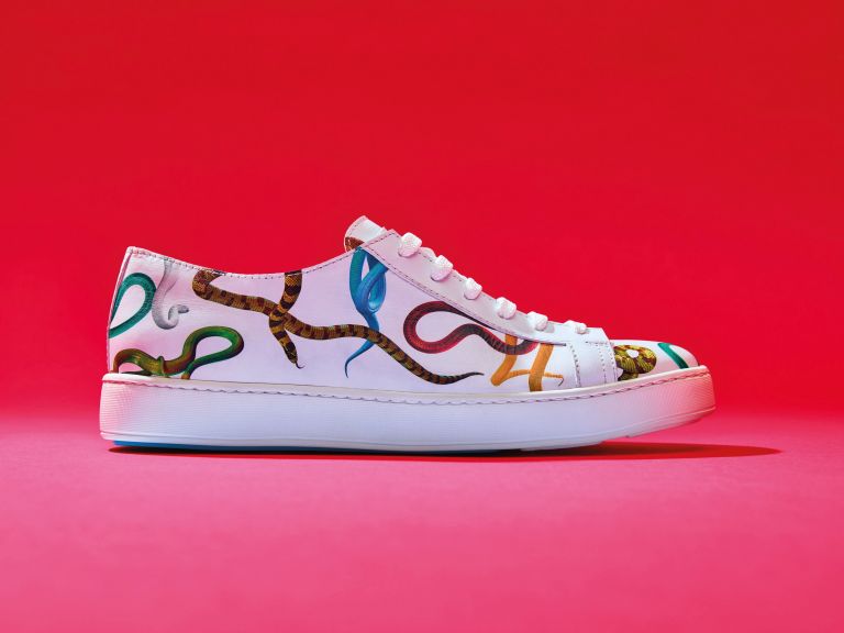 Le sneaker di Toilet Paper per Santoni 2 Cattelan posa per una pubblicità e disegna scarpe. Divo e designer per Toilet Paper e Santoni