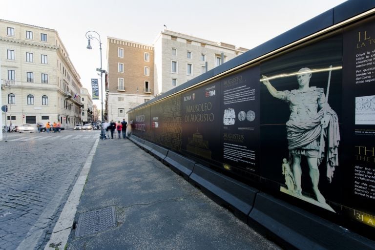 Mausoleo di Augusto pannelli palizzata esterna Rinasce il Mausoleo di Augusto a Roma. Restaurato con i 6,5 milioni di TIM. Ma non tutto fila